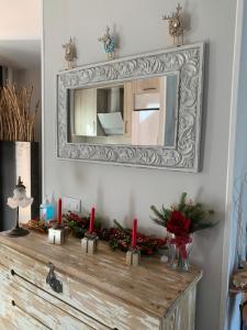 um espelho em cima de uma cómoda com velas em La Casa de la Colonia em Seira