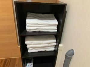 een handdoekenrek met handdoeken in een hotelkamer bij AZ Hotel - Vacation STAY 56058v in Akaoki