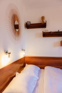 Letto o letti in una camera di Romanian Athenaeum 1BR Apartment with Amazing View