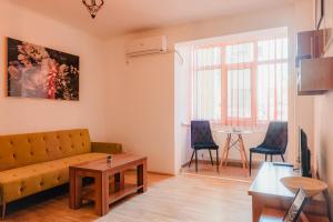 Area soggiorno di Romanian Athenaeum 1BR Apartment with Amazing View