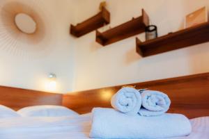 Letto o letti in una camera di Romanian Athenaeum 1BR Apartment with Amazing View