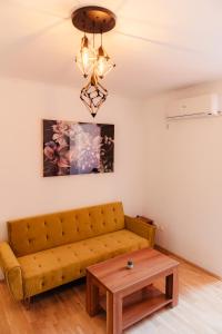 Area soggiorno di Romanian Athenaeum 1BR Apartment with Amazing View