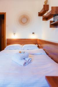 Letto o letti in una camera di Romanian Athenaeum 1BR Apartment with Amazing View