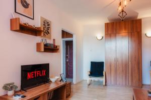 TV o dispositivi per l'intrattenimento presso Romanian Athenaeum 1BR Apartment with Amazing View