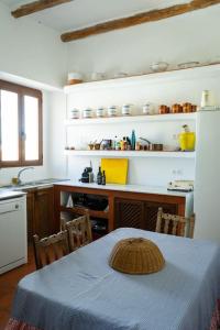 una cocina con una mesa con un sombrero en Cortijo El Solano, en Antequera