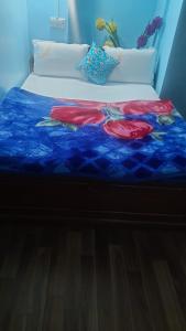 uma cama com um cobertor azul em cima em Kalimpong View Stay em Kalimpong