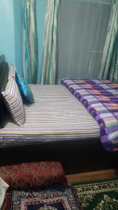 uma cama com duas almofadas num quarto em Kalimpong View Stay em Kalimpong