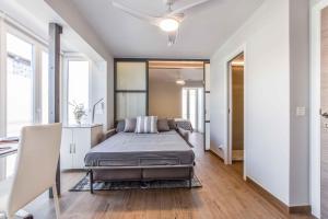 1 dormitorio con 1 cama en el centro de una habitación en Global Home - PADA en Madrid