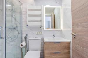 y baño con aseo, lavabo y ducha. en Global Home - PADA en Madrid