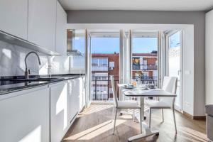 a kitchen and dining room with a table and chairs at Global Home - PADA in Madrid