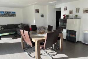 sala de estar con mesa de comedor y sillas en Maison quartier bois d amour proche plage en Quiberon