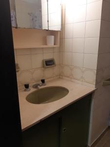 encimera con lavabo y espejo en Depto. 1 ambiente Plaza Mitre en Mar del Plata