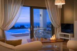 Et tv og/eller underholdning på Irida Villa Luxury villa with sea view