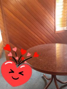 una mesa con un corazón pintado en ella en Depto. 1 ambiente Plaza Mitre en Mar del Plata