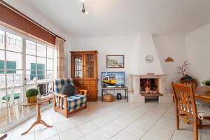 sala de estar con sofá y chimenea en B30 - Apartment T2 Alvor en Alvor