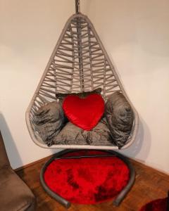 ein Herz in einem Korb mit Kissen und einem roten Kissen in der Unterkunft Apartman stan na dan Sarajevo in Sarajevo