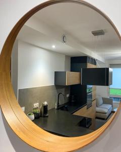 - une cuisine avec un grand miroir circulaire dans la chambre dans l'établissement Bel Appartement CV, à Bourges