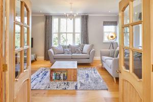 uma sala de estar com um sofá e uma mesa em Host & Stay - River View em Masham