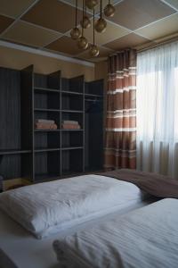 - une chambre avec un lit et une étagère dans l'établissement Hotel Auszeit im Euro Rastpark Guxhagen, à Guxhagen