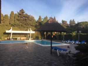 piscina con ombrellone e sedie e piscina di Villa Torrealta, 4000 m2, estancia mínima en verano 7 días de sábado a sábado a Cadice
