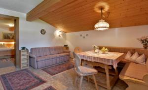 een woonkamer met een tafel en een bank bij Ferienhaus Barbara in Ramsau im Zillertal