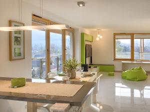 sala de estar con mesa y comedor en VisitZakopane - Aquapark Residence Lux Apartment, en Zakopane