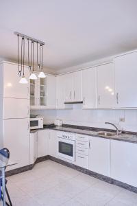 A kitchen or kitchenette at Apartamento en el centro de Portosin