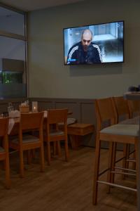 Μια τηλεόραση ή/και κέντρο ψυχαγωγίας στο Hotel Auszeit im Euro Rastpark Guxhagen