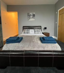 Ένα ή περισσότερα κρεβάτια σε δωμάτιο στο Cosy Studio flat in moseley, Birmingham