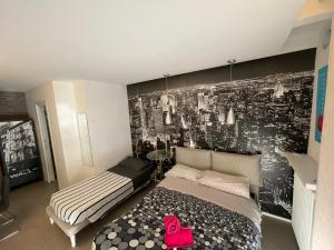 アオスタにあるSMILE accomodationの黒と白の壁のベッドルーム1室