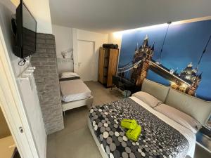アオスタにあるSMILE accomodationのベッドルーム1室(ベッド1台付)が備わります。