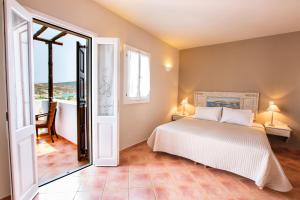 Aegean Village Beachfront Resort客房内的一张或多张床位