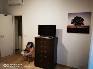een tv bovenop een dressoir in een kamer bij Nicolhouse in Bari