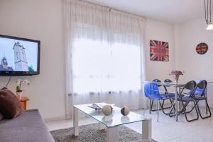 a living room with a couch and a table at Apartamento en el centro de Portosin in Goyanes