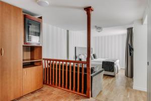 Habitación de hotel con 1 cama y 1 dormitorio en Skara Stadshotell en Skara