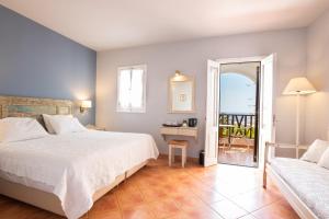 Aegean Village Beachfront Resort客房内的一张或多张床位