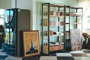 Hello Belle Villa في بانتول: غرفة مع رف كتاب عليها مزهرية