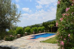 The swimming pool at or close to Cortijo la Loma de la Alpujarra