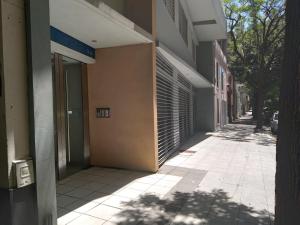 una acera vacía junto a un edificio en STRADA II en Buenos Aires