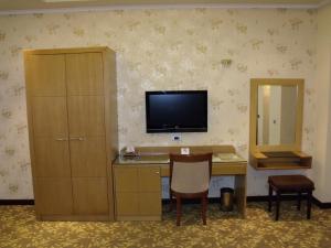TV a/nebo společenská místnost v ubytování Riviera Hotel