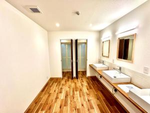 La salle de bains est pourvue de 2 lavabos et de parquet. dans l'établissement Kagura Mitsumata Cottage, à Yuzawa 22 autres photos