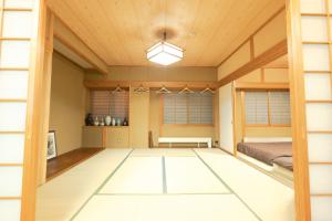 een grote kamer met een bed en ramen bij STAY IN ASAHIKAWA99 in Asahikawa