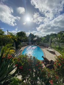 Вид на бассейн в Grand bungalow avec piscine et vue mer или окрестностях