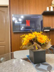 Et tv og/eller underholdning på Resort-type 2 bedroom Unit by OneOasisHaven