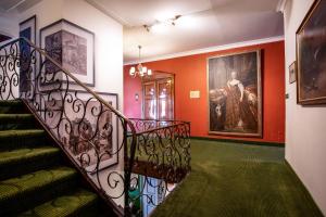 eine Treppe in einem Haus mit einem Gemälde an der Wand in der Unterkunft Romantik Hotel zur Post in Fürstenfeldbruck