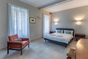 Postel nebo postele na pokoji v ubytování Stylish Retro Suites