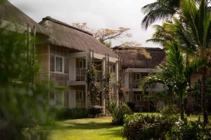 - une vue sur l'extérieur d'un bâtiment avec des palmiers dans l'établissement Veranda Tamarin Hotel & Spa, à Tamarin