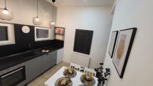 Kuchyňa alebo kuchynka v ubytovaní CS14 Silver Apartment