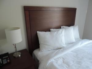 Postel nebo postele na pokoji v ubytování Wasaga Riverdocks Hotel Suites