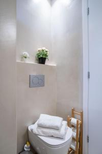 bagno con servizi igienici e asciugamani su una mensola di Deluxe Maisonette With Private Jacuzzi a Molos Parou